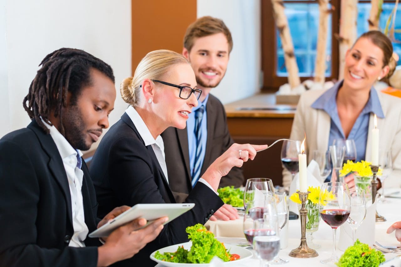 Eating in the meeting. Деловой обед. Деловой обед в ресторане. Еда для деловой встречи. Деловая встреча в кафе.